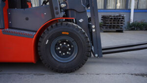 4-Wheel 4.5-5 tons Electric Counterbalance Forklift Seated Operation 3