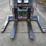  Straddle Electric Pallet Stacker 1000-2000kgs Walkie - Image 3